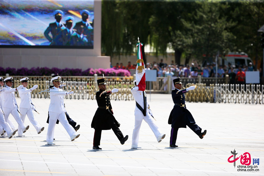9月3日，中國人民抗日戰(zhàn)爭暨世界反法西斯戰(zhàn)爭勝利70周年紀念大會在北京隆重舉行，有11個國家派方隊、6個國家派代表隊來華參加閱兵。圖為墨西哥武裝力量方隊通過天安門廣場。中國網(wǎng)記者 鄭亮攝 