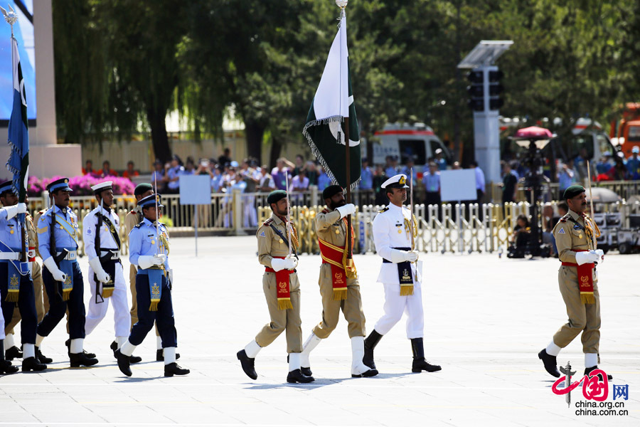 9月3日，中國人民抗日戰爭暨世界反法西斯戰爭勝利70周年紀念大會在北京隆重舉行，有11個國家派方隊、6個國家派代表隊來華參加閱兵。圖為巴基斯坦武裝力量方隊通過天安門廣場。中國網記者 楊佳攝