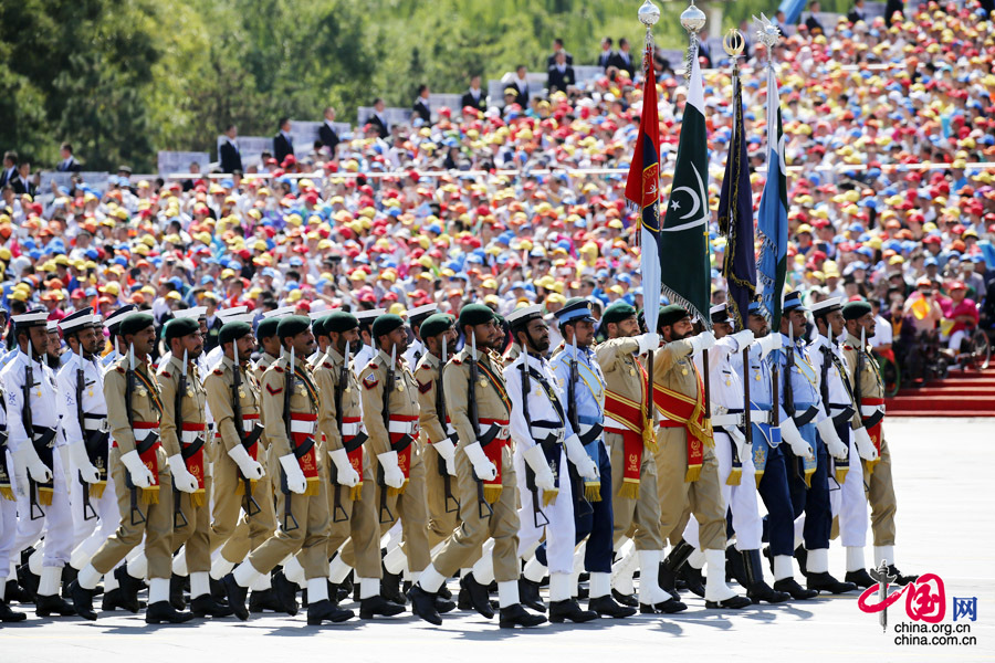 9月3日，中國人民抗日戰(zhàn)爭暨世界反法西斯戰(zhàn)爭勝利70周年紀(jì)念大會在北京隆重舉行，有11個國家派方隊、6個國家派代表隊來華參加閱兵。圖為巴基斯坦武裝力量方隊通過天安門廣場。中國網(wǎng)記者 楊佳攝