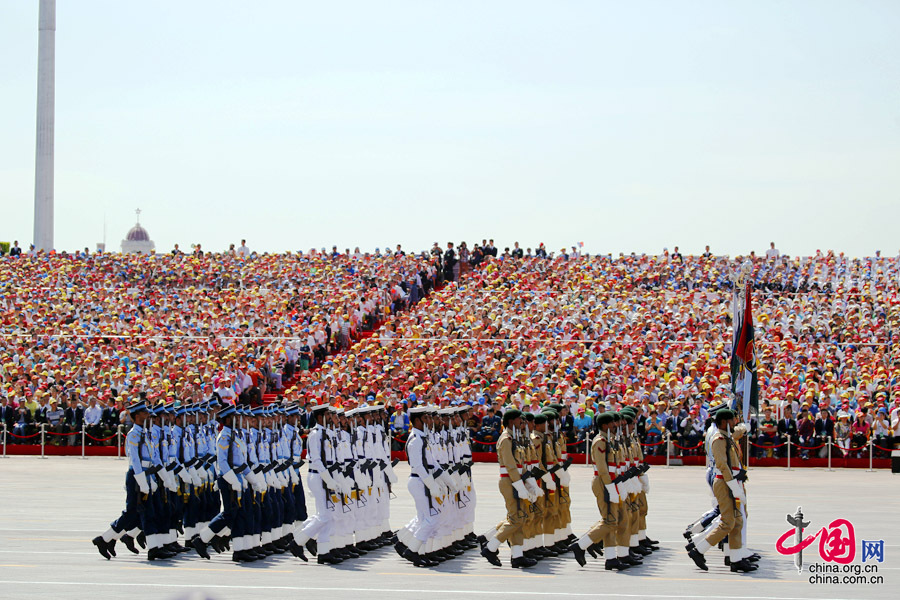 9月3日，中國人民抗日戰(zhàn)爭暨世界反法西斯戰(zhàn)爭勝利70周年紀(jì)念大會在北京隆重舉行，有11個國家派方隊、6個國家派代表隊來華參加閱兵。圖為巴基斯坦武裝力量方隊通過天安門廣場。中國網(wǎng)記者 楊佳攝