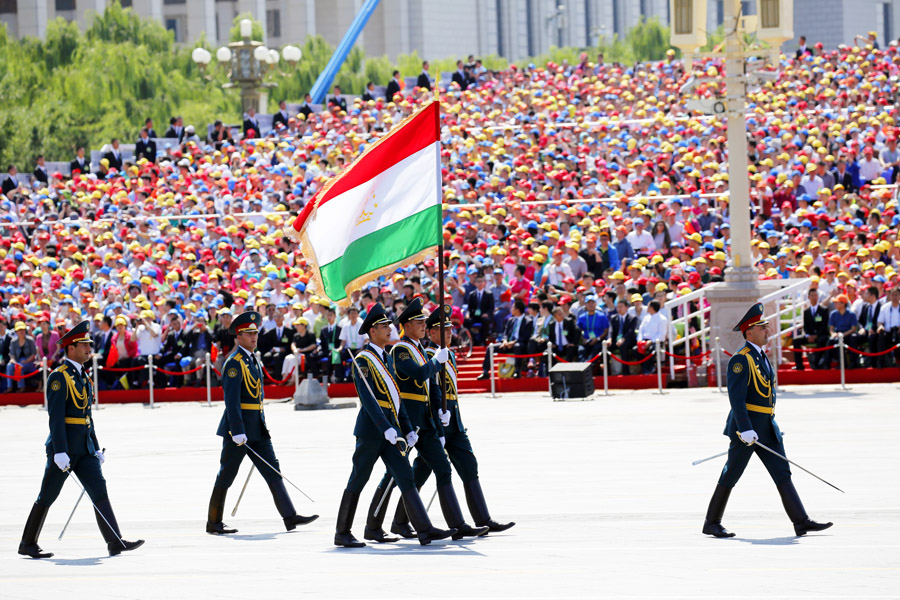 9月3日，中國人民抗日戰爭暨世界反法西斯戰爭勝利70周年紀念大會在北京隆重舉行，有11個國家派方隊、6個國家派代表隊來華參加閱兵。圖為塔吉克斯坦武裝力量方隊通過天安門廣場。中國網記者 楊佳攝 