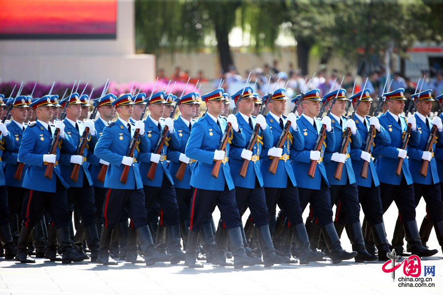9月3日，中國人民抗日戰(zhàn)爭暨世界反法西斯戰(zhàn)爭勝利70周年紀念大會在北京隆重舉行，有11個國家派方隊、6個國家派代表隊來華參加閱兵。圖為俄羅斯聯(lián)邦武裝力量方隊通過天安門廣場。中國網(wǎng)記者 鄭亮攝 