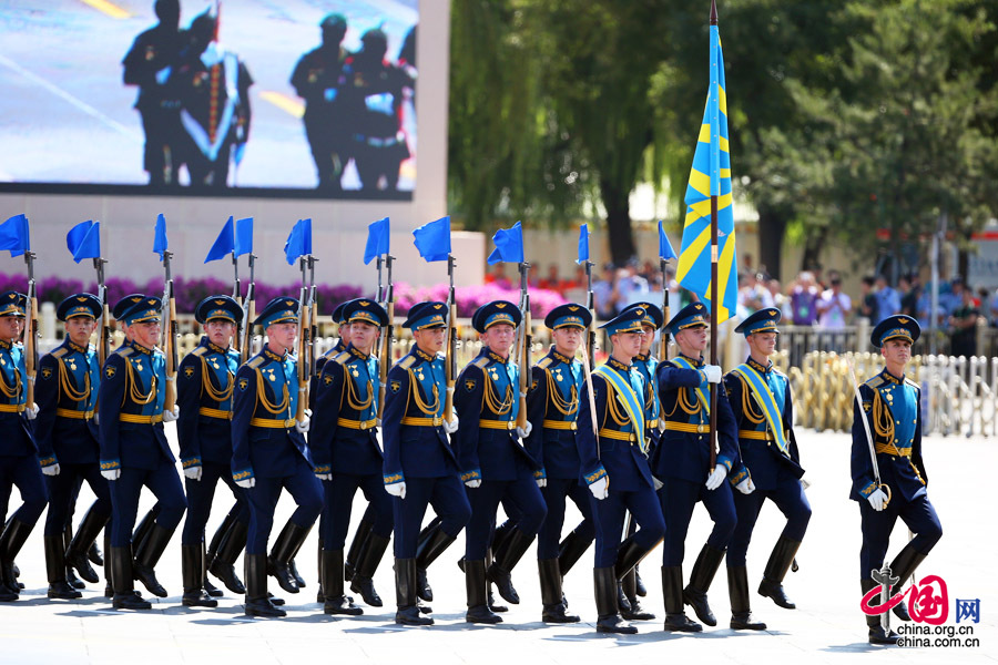 9月3日，中國人民抗日戰(zhàn)爭暨世界反法西斯戰(zhàn)爭勝利70周年紀念大會在北京隆重舉行，有11個國家派方隊、6個國家派代表隊來華參加閱兵。圖為俄羅斯聯(lián)邦武裝力量方隊通過天安門廣場